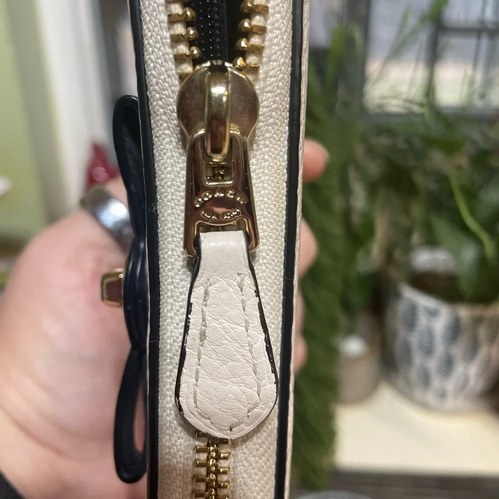 Coach Turnlock Bow Leather Zip Wallet in Chalk - Picture 7 of 9